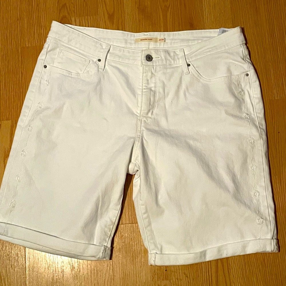 Levi size 20 (really size 16/18) bright white Bermuda shorts!